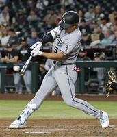 　ダイヤモンドバックス戦の５回、中前打を放つホワイトソックス・村上＝フェニックス（共同）
