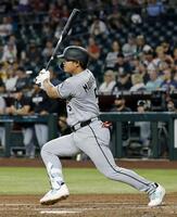 　ダイヤモンドバックス戦の５回、中前打を放つホワイトソックス・村上＝フェニックス（共同）