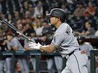 　ダイヤモンドバックス戦の５回、中前打を放つホワイトソックス・村上＝フェニックス（共同）