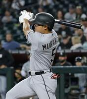 　ダイヤモンドバックス戦の５回、中前打を放つホワイトソックス・村上＝フェニックス（共同）