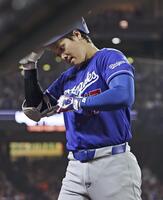 　ジャイアンツ戦の８回、左飛に倒れたドジャース・大谷。昨季からの連続試合出塁が53で止まった＝サンフランシスコ（共同）