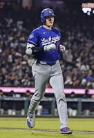 　ジャイアンツ戦の８回、左飛に倒れたドジャース・大谷。昨季からの連続試合出塁が53で止まった＝サンフランシスコ（共同）