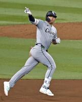 　ダイヤモンドバックス戦の７回、５試合連続本塁打となる10号２ランを放ちポーズをとるホワイトソックス・村上＝フェニックス（共同）