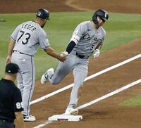 　ダイヤモンドバックス戦の７回、５試合連続本塁打となる10号２ランを放ち塁を回るホワイトソックス・村上＝フェニックス（共同）