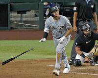 　ダイヤモンドバックス戦の７回、５試合連続本塁打となる10号２ランを放ったホワイトソックス・村上＝フェニックス（共同）