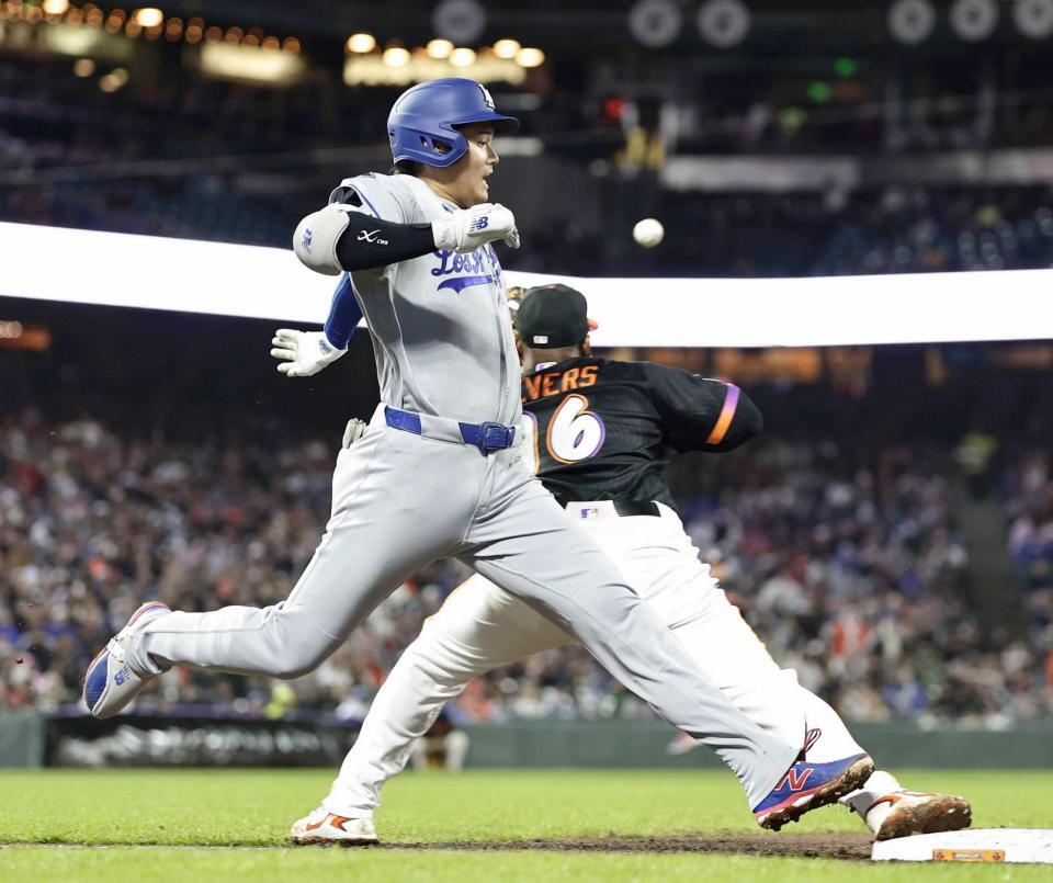 　７回、内野安打を放ち一塁に駆け込むドジャース・大谷（共同）
