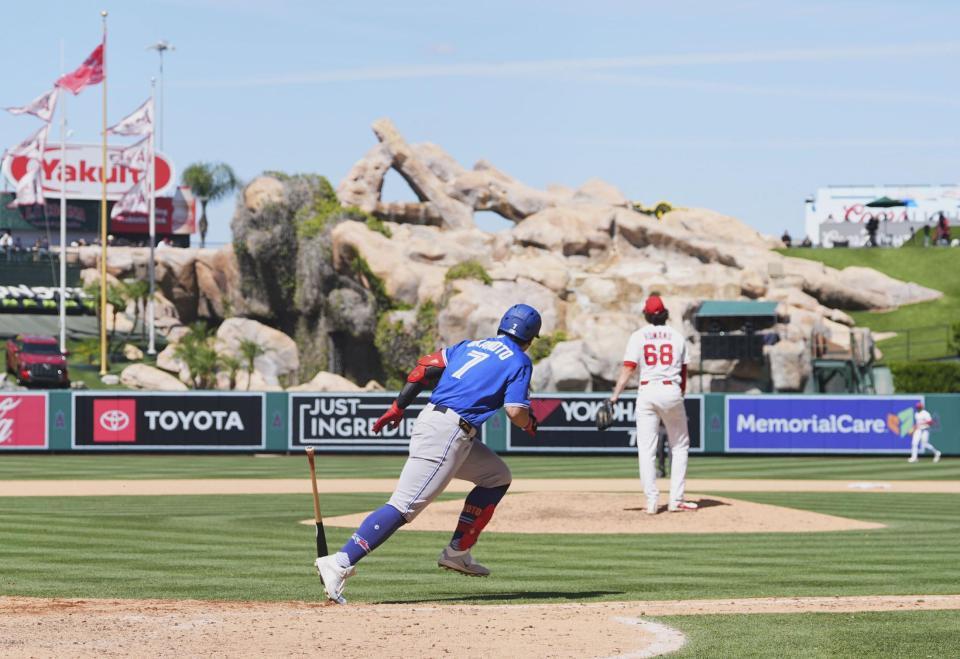 　エンゼルス戦の９回、左前打を放つブルージェイズ・岡本＝アナハイム（共同）