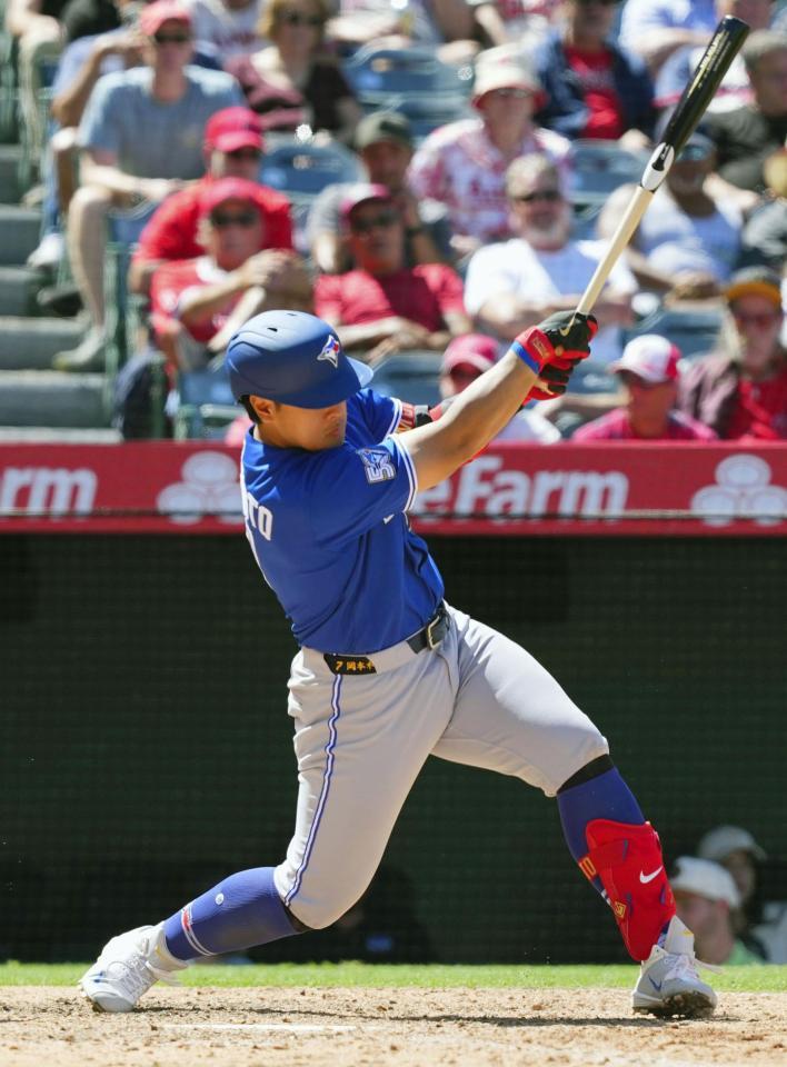 　エンゼルス戦の９回、左前打を放つブルージェイズ・岡本＝アナハイム（共同）