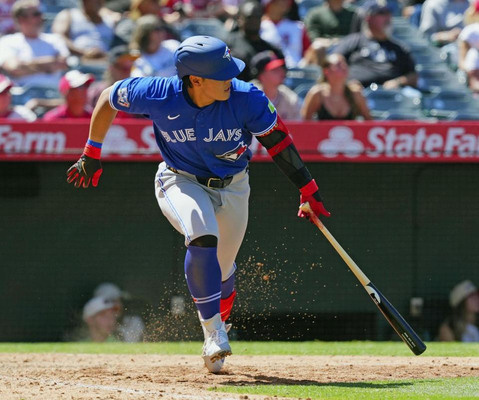 　エンゼルス戦の９回、左前打を放つブルージェイズ・岡本＝アナハイム（共同）