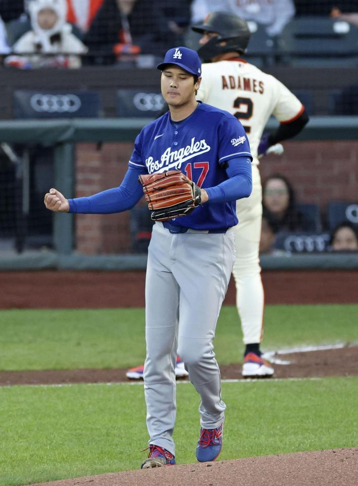 　ジャイアンツ戦の３回、アダメスを一直に仕留めグラブをたたくドジャース・大谷＝サンフランシスコ（共同）