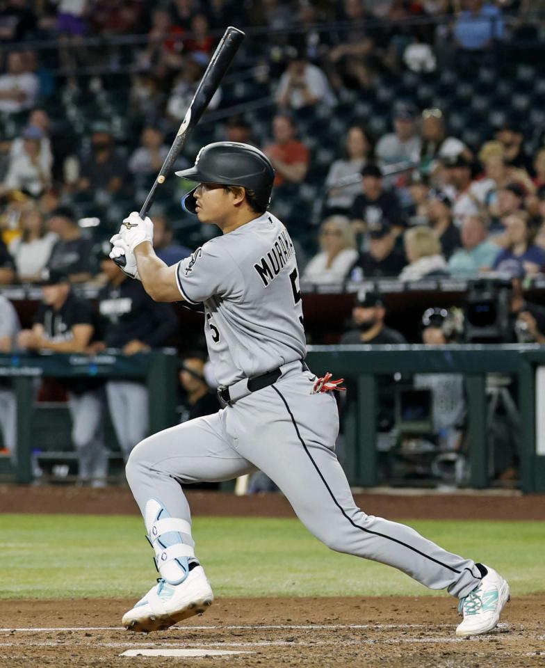 　ダイヤモンドバックス戦の５回、中前打を放つホワイトソックス・村上＝フェニックス（共同）