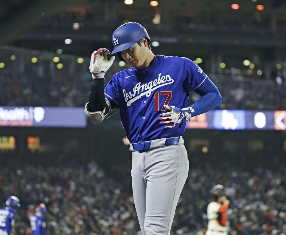 　ジャイアンツ戦の８回、左飛に倒れたドジャース・大谷。昨季からの連続試合出塁が53で止まった＝サンフランシスコ（共同）