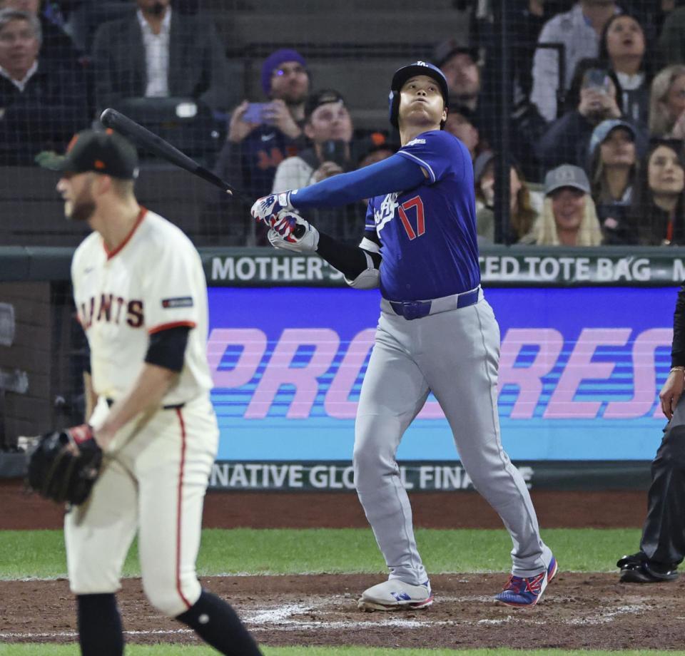 　ジャイアンツ戦の８回、左飛に倒れたドジャース・大谷。昨季からの連続試合出塁が53で止まった＝サンフランシスコ（共同）