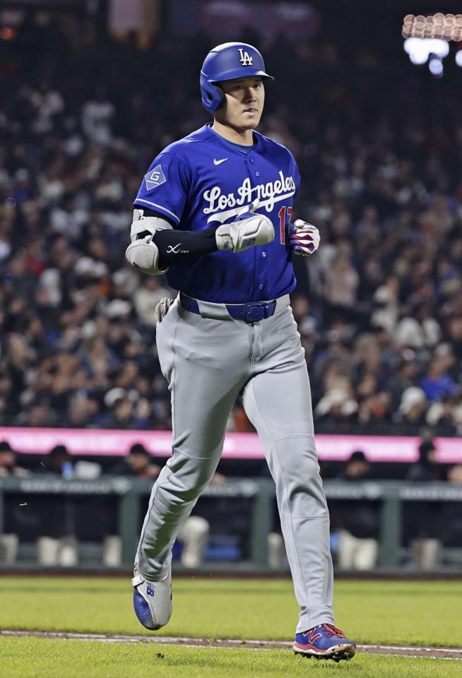 　ジャイアンツ戦の８回、左飛に倒れたドジャース・大谷。昨季からの連続試合出塁が53で止まった＝サンフランシスコ（共同）