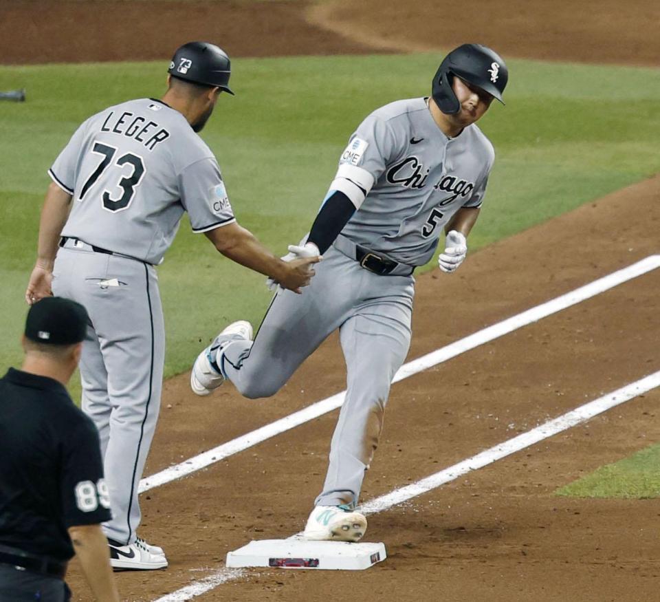 　ダイヤモンドバックス戦の７回、５試合連続本塁打となる10号２ランを放ち塁を回るホワイトソックス・村上＝フェニックス（共同）