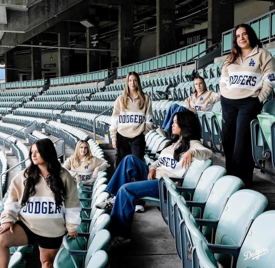 　モデルを務めた奥さまたち（ロサンゼルス・ドジャース提供）