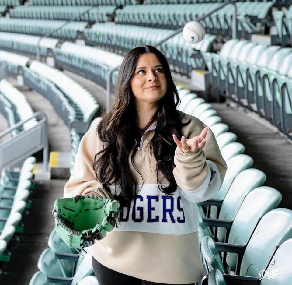 モデルを務めたベシアの妻・ケイラさん（ロサンゼルス・ドジャース提供）