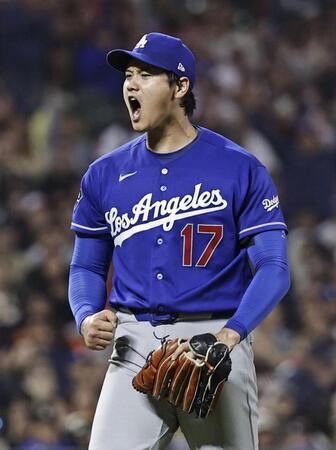 　ジャイアンツ戦の６回、２死二、三塁のピンチでシュミットを空振り三振に仕留め、ガッツポーズするドジャース・大谷＝サンフランシスコ（共同）