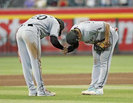 勝利し、バルガス（左）とお辞儀をする村上（共同）