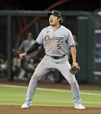 勝利し喜ぶ村上（共同）