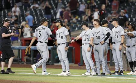 勝利しタッチを交わす村上（５）＝共同