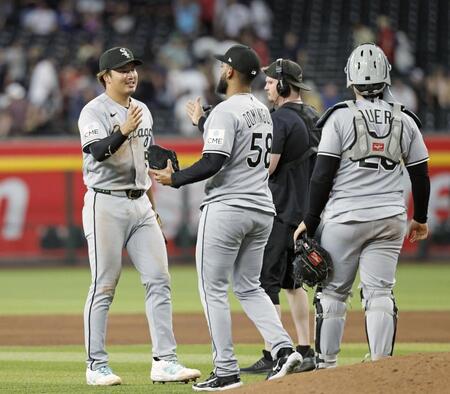 勝利しタッチを交わす村上（左端）＝共同