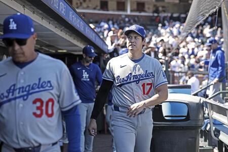 勝利し、引き揚げる大谷（１７）。５打数無安打だった（共同）