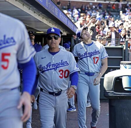 勝利し、引き揚げる大谷（１７）。５打数無安打だった（共同）