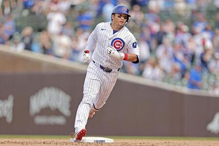 ８回、３試合連続本塁打となる３号ソロを放ち、塁を回る鈴木（ゲッティ＝共同）