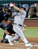 　７回、５試合連続本塁打となる２ランを放ちポーズをとる村上（共同）