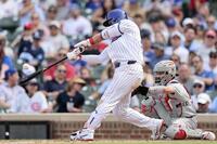 ８回、３試合連続本塁打となる３号ソロを放つ鈴木（ゲッティ＝共同）