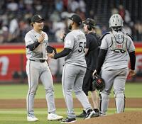 勝利しタッチを交わす村上（左端）＝共同