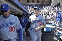 勝利し、引き揚げる大谷（１７）。５打数無安打だった（共同）