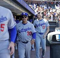 勝利し、引き揚げる大谷（１７）。５打数無安打だった（共同）