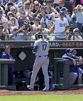 ９回、中飛に倒れて戻る大谷（１７）。５打数無安打に終わった（共同）