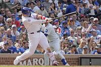 ６回、中前打を放つ鈴木（ロイター＝共同）