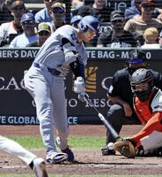 ４回、大谷は見逃せばボールの低めのチェンジアップに空振り三振（共同）