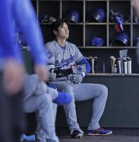 ４回、好機で三振に倒れベンチに戻った大谷（共同）