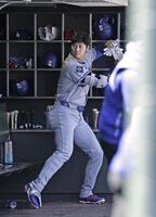 ベンチで構える大谷（共同）