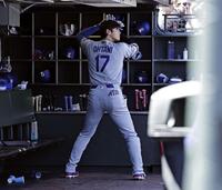 ベンチで構える大谷（共同）