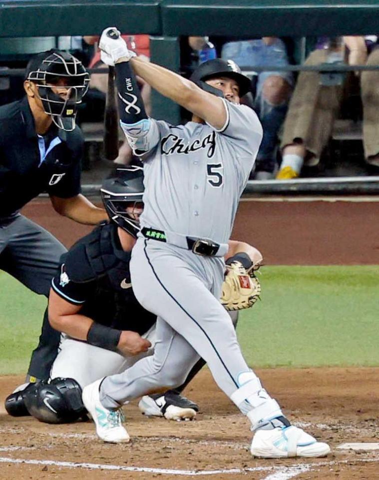 　７回、５試合連続本塁打となる２ランを放ちポーズをとる村上（共同）