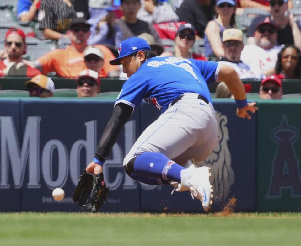 　エンゼルス戦の３回、ペラザの打球を好捕するブルージェイズの三塁手岡本＝アナハイム（共同）