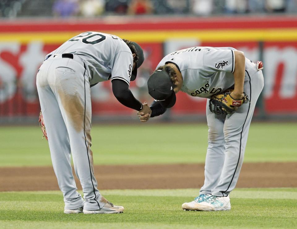 勝利し、バルガス（左）とお辞儀をする村上（共同）