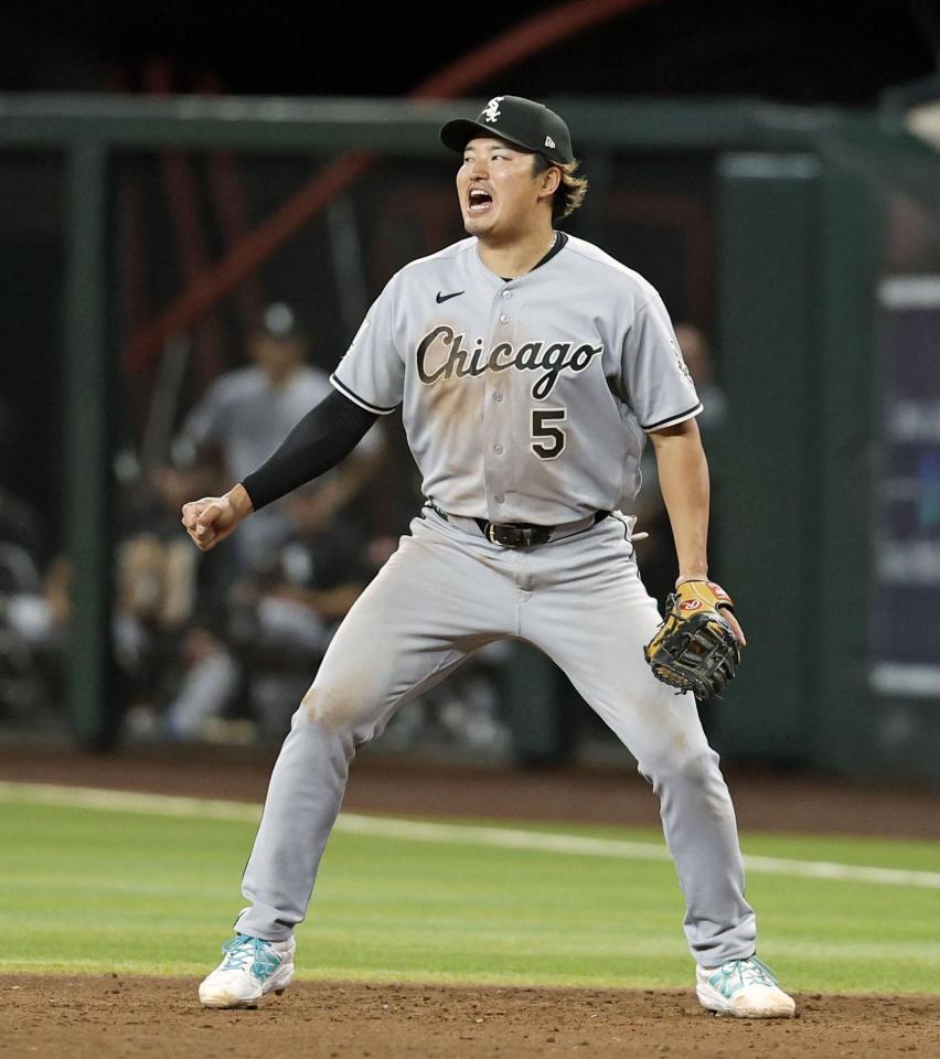 勝利し喜ぶ村上（共同）