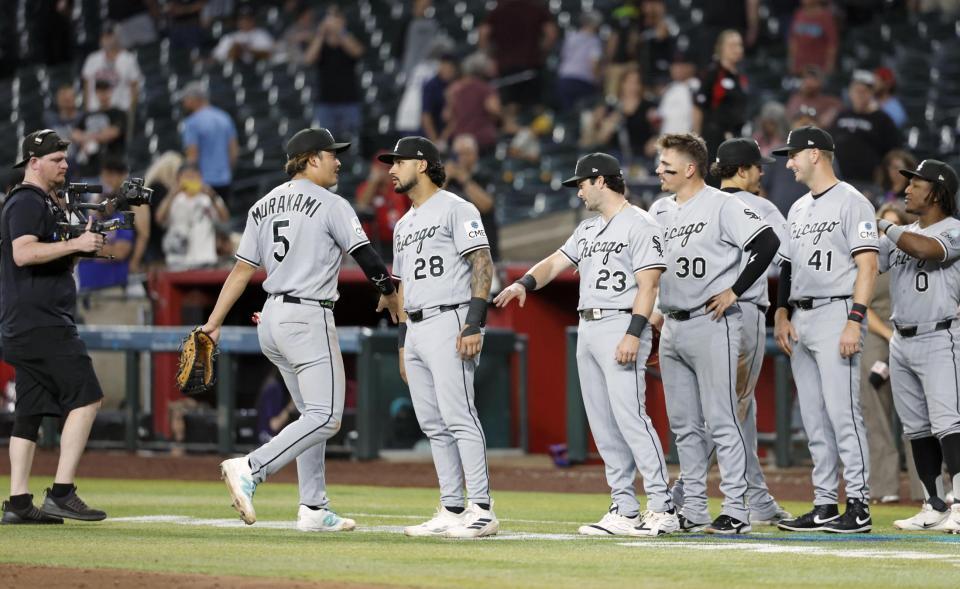 勝利しタッチを交わす村上（５）＝共同