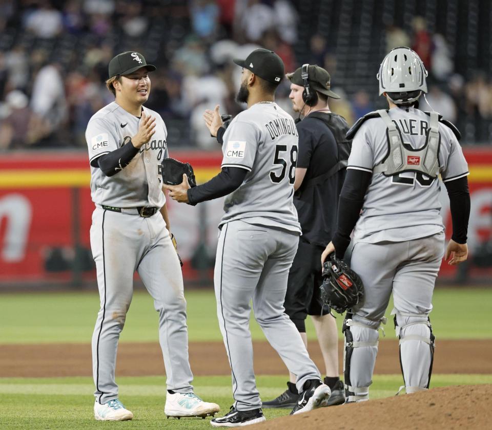 勝利しタッチを交わす村上（左端）＝共同