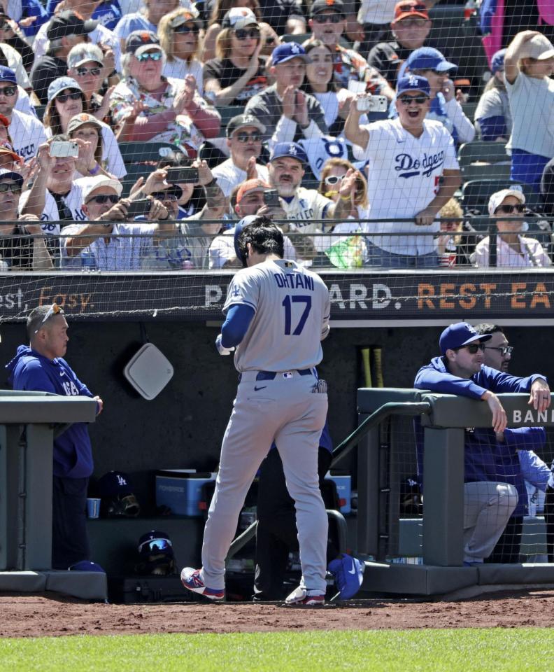 ９回、中飛に倒れて戻る大谷（１７）。５打数無安打に終わった（共同）