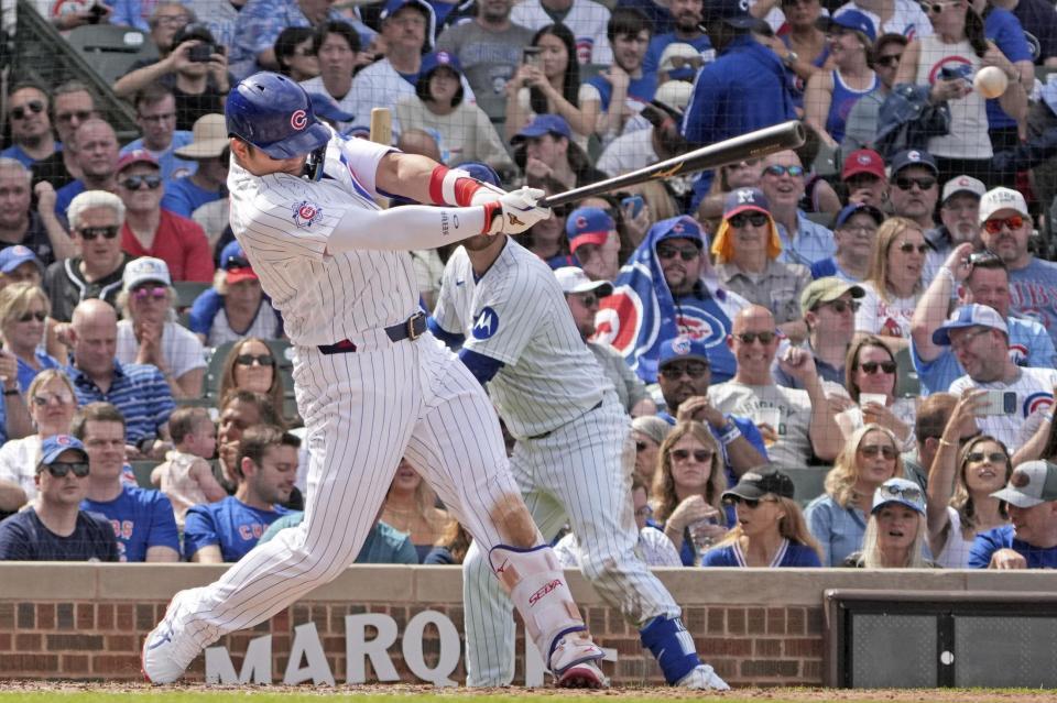 ６回、中前打を放つ鈴木（ロイター＝共同）