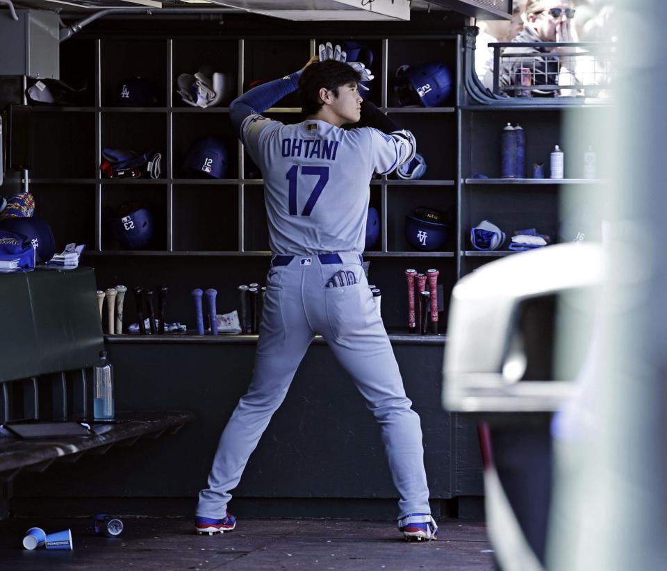 ベンチで構える大谷（共同）