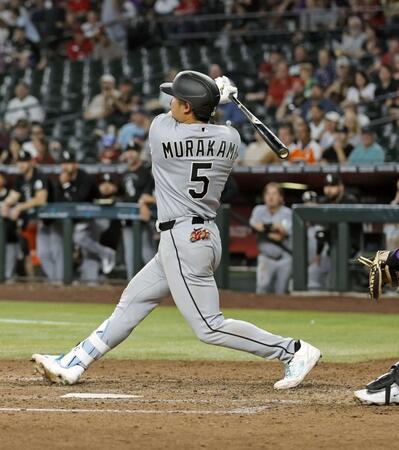 ９回、右飛に倒れる村上。日本勢初の６試合連続本塁打はならなかった（共同）